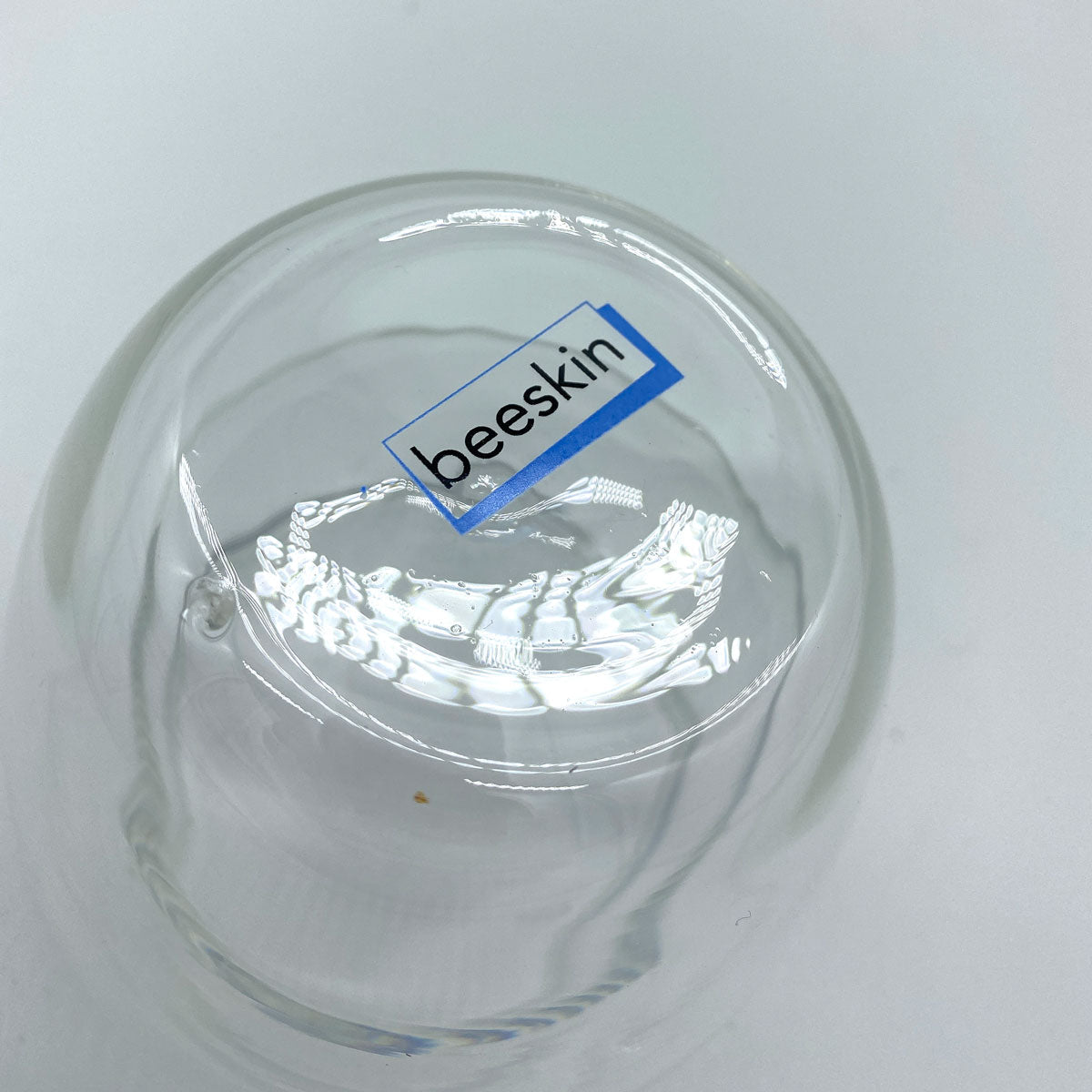 bottom of double walled glas with beeskin logo