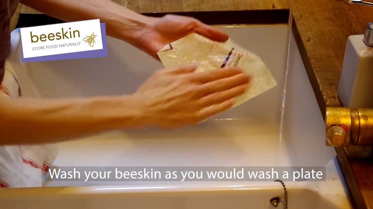 Carica video: il video mostra 2 mani sopra un lavandino che lavano le pellicole in cera d&#39;api beeskin.