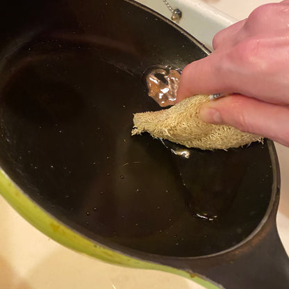 hand cleaning a pan with beeskin loofah 03