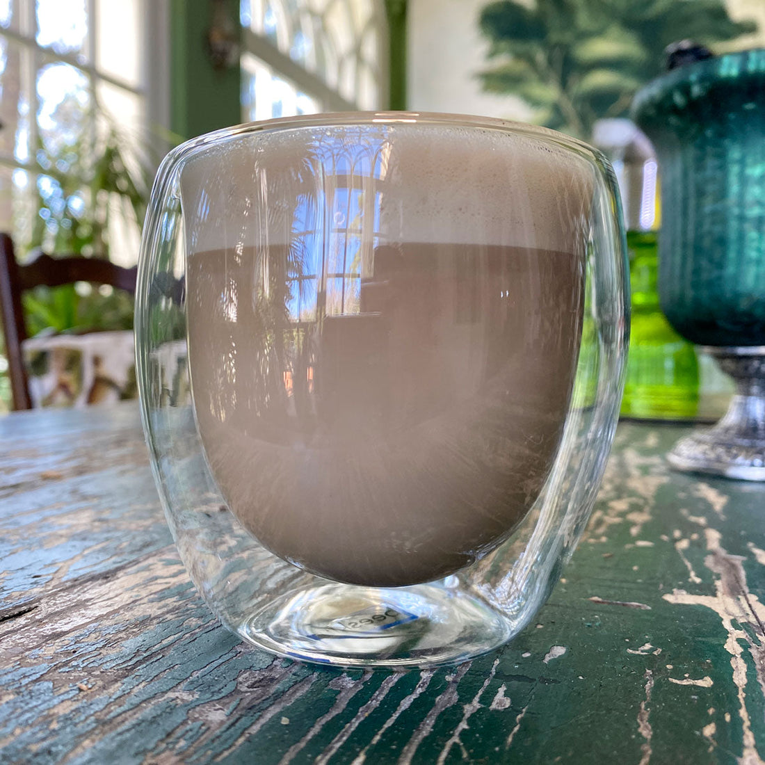 coffee with milk in beeskin double walled glas on a table